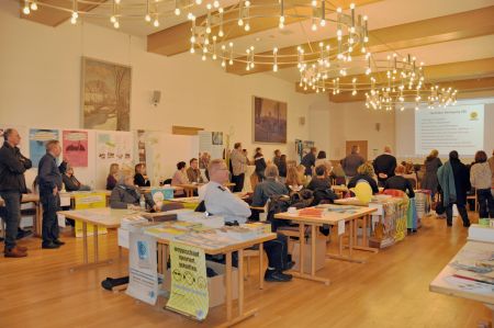 Gegen Rechtsextremismus und Rassismus im Kreis Paderborn: Infostände und Workshops am Samstag, 19. März zwischen 10 – 16 Uhr im Burgsaal der Wewelsburg Das Kreismuseum Wewelsburg beteiligt sich mit einem „Markt der Möglichkeiten“ an den Aktionswochen gegen Rassismus.  „Markt der Möglichkeiten“ im Frühjahr 2018. (Foto: Kreismuseum Wewelsburg) Archivbild vom Markt der Möglichkeiten 2018